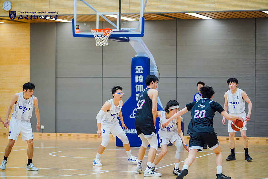 美记：艾顿因病缺席湖人今天训练，但他将随队前往犹他州